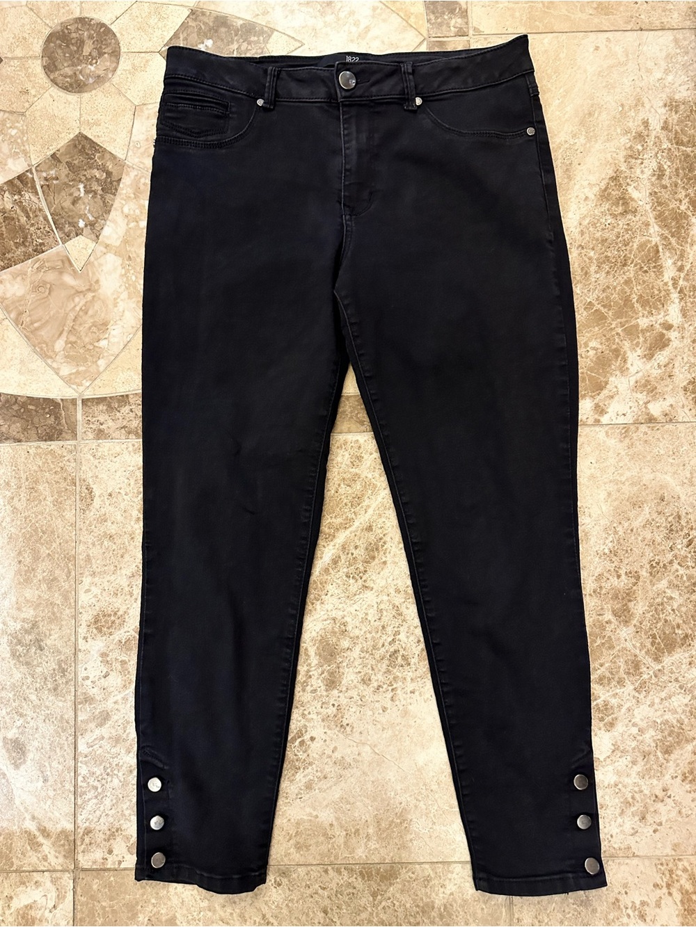 1822 Brand Black Women's Skinny Button-Hem Jeans Capris Size 14